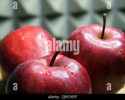 Drei große rote Äpfel. Früchte aus nächster Nähe. Red Chief Äpfel. Stockfoto