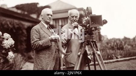 George Eastman (links) und Thomas Edison im Juli 1928 mit einer Filmkamera in Eastmans Haus in Rochester, New York, wo eine Demonstration des neuen Kodacolor-Films stattfand. (USA) Stockfoto