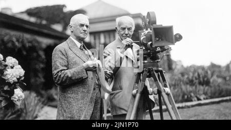 George Eastman (links) und Thomas Edison im Juli 1928 mit einer Filmkamera in Eastmans Haus in Rochester, New York, wo eine Demonstration des neuen Kodacolor-Films stattfand. (USA) Stockfoto