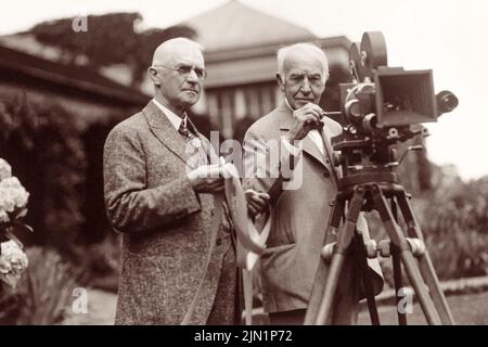 George Eastman (links) und Thomas Edison im Juli 1928 mit einer Filmkamera in Eastmans Haus in Rochester, New York, wo eine Demonstration des neuen Kodacolor-Films stattfand. (USA) Stockfoto