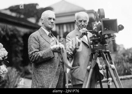 George Eastman (links) und Thomas Edison im Juli 1928 mit einer Filmkamera in Eastmans Haus in Rochester, New York, wo eine Demonstration des neuen Kodacolor-Films stattfand. (USA) Stockfoto