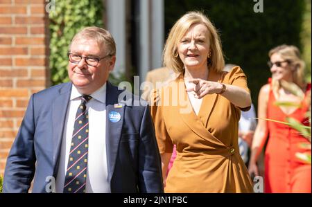 Brentwood, Großbritannien. 08. August 2022. Brentwood Essex 8.. August 2022 Mark Francois MP (rechts) Liz Truss, Außenministerin, nimmt an einer Kundgebung konservativer Parteimitglieder Teil, um ihre Bewerbung um die Führung der Konservativen Partei in Hutton Hall, Brentwood Essex, zu unterstützen.Kredit: Ian Davidson/Alamy Live News Stockfoto