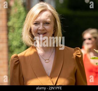 Brentwood, Großbritannien. 08. August 2022. Brentwood Essex 8.. Aug. 2022 Liz Truss, Außenministerin, nimmt an einer Kundgebung der konservativen Parteimitglieder Teil, um ihre Bewerbung um die Führung der Konservativen Partei in Hutton Hall, Brentwood Essex, zu unterstützen.Kredit: Ian Davidson/Alamy Live News Stockfoto