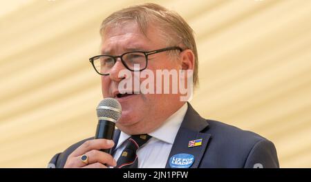 Brentwood, Großbritannien. 08. August 2022. Brentwood Essex 8.. August 2022 Mark Francois MP stellt Liz Truss, Außenministerin, bei einer Kundgebung der konservativen Parteimitglieder vor, um ihre Bewerbung um die Führung der Konservativen Partei in der Hutton Hall, Brentwood Essex, zu unterstützen Kredit: Ian Davidson/Alamy Live News Stockfoto