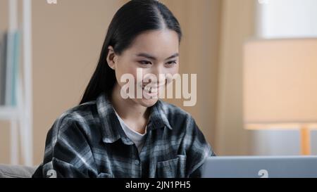Headshot asiatische Mädchen Student freiberuflich Geschäft Frau Eingabe auf Laptop-Computer arbeiten im Internet weibliche professionelle Dame mit pc-Technologie bei Stockfoto