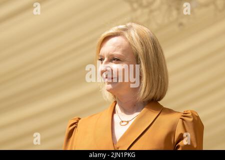 Brentwood, Großbritannien. 08. August 2022. Brentwood Essex 8.. Aug. 2022 Liz Truss, Außenministerin, nimmt an einer Kundgebung der konservativen Parteimitglieder Teil, um ihre Bewerbung um die Führung der Konservativen Partei in Hutton Hall, Brentwood Essex, zu unterstützen.Kredit: Ian Davidson/Alamy Live News Stockfoto
