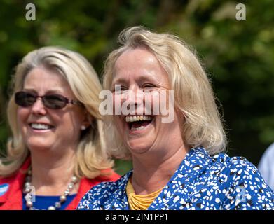 Brentwood, Großbritannien. 08. August 2022. Brentwood Essex 8.. August 2022 Vicky Ford Abgeordnete für Chelmsford nimmt an einer konservativen Parteiversammlung Teil, um ihre Bewerbung um die Führung der Konservativen Partei in Hutton Hall, Brentwood Essex, zu unterstützen Kredit: Ian Davidson/Alamy Live News Stockfoto