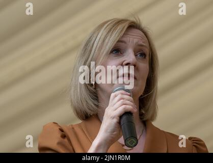Brentwood, Großbritannien. 08. August 2022. Brentwood Essex 8.. Aug. 2022 Liz Truss, Außenministerin, nimmt an einer Kundgebung der konservativen Parteimitglieder Teil, um ihre Bewerbung um die Führung der Konservativen Partei in Hutton Hall, Brentwood Essex, zu unterstützen.Kredit: Ian Davidson/Alamy Live News Stockfoto