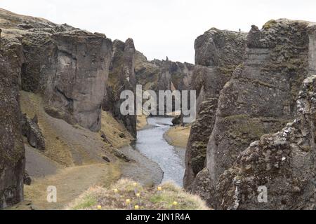 Riss in der Erde, die das Land in zwei teilt Stockfoto