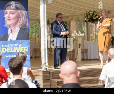 Brentwood, Großbritannien. 08. August 2022. Brentwood Essex 8.. Aug. 2022 Liz Truss, Außenministerin, nimmt an einer Kundgebung der konservativen Parteimitglieder Teil, um ihre Bewerbung um die Führung der Konservativen Partei in Hutton Hall, Brentwood Essex, zu unterstützen.Kredit: Ian Davidson/Alamy Live News Stockfoto