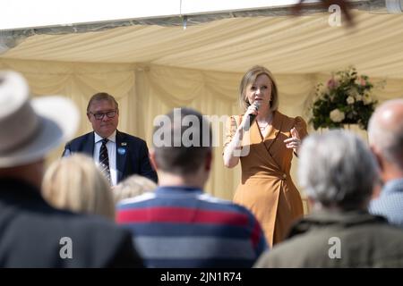 Brentwood, Großbritannien. 08. August 2022. Brentwood Essex 8.. Aug. 2022 Liz Truss, Außenministerin, nimmt an einer Kundgebung der konservativen Parteimitglieder Teil, um ihre Bewerbung um die Führung der Konservativen Partei in Hutton Hall, Brentwood Essex, zu unterstützen.Kredit: Ian Davidson/Alamy Live News Stockfoto