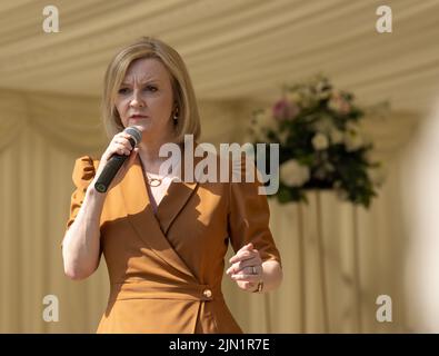 Brentwood, Großbritannien. 08. August 2022. Brentwood Essex 8.. Aug. 2022 Liz Truss, Außenministerin, nimmt an einer Kundgebung der konservativen Parteimitglieder Teil, um ihre Bewerbung um die Führung der Konservativen Partei in Hutton Hall, Brentwood Essex, zu unterstützen.Kredit: Ian Davidson/Alamy Live News Stockfoto