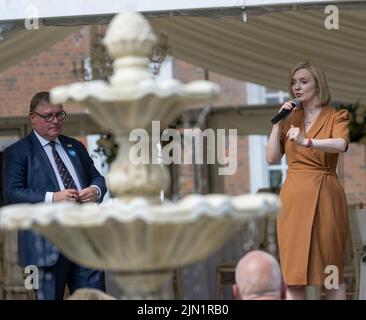 Brentwood, Großbritannien. 08. August 2022. Brentwood Essex 8.. Aug. 2022 Liz Truss, Außenministerin, nimmt an einer Kundgebung der konservativen Parteimitglieder Teil, um ihre Bewerbung um die Führung der Konservativen Partei in Hutton Hall, Brentwood Essex, zu unterstützen.Kredit: Ian Davidson/Alamy Live News Stockfoto
