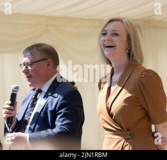 Brentwood, Großbritannien. 08. August 2022. Brentwood Essex 8.. Aug. 2022 Liz Truss, Außenministerin, nimmt an einer Kundgebung der konservativen Parteimitglieder Teil, um ihre Bewerbung um die Führung der Konservativen Partei in Hutton Hall, Brentwood Essex, zu unterstützen.Kredit: Ian Davidson/Alamy Live News Stockfoto