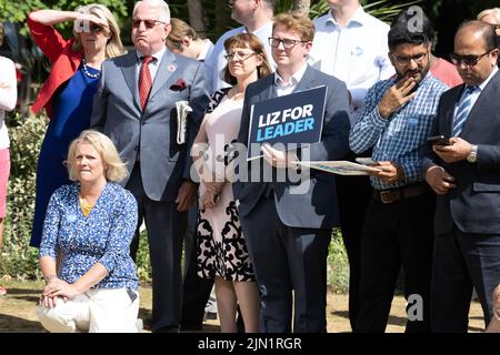 Brentwood, Großbritannien. 08. August 2022. Brentwood Essex 8.. Aug. 2022 Liz Truss, Außenministerin, nimmt an einer Kundgebung der konservativen Parteimitglieder Teil, um ihre Bewerbung um die Führung der Konservativen Partei in Hutton Hall, Brentwood Essex, zu unterstützen.Kredit: Ian Davidson/Alamy Live News Stockfoto