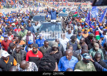 Nairobi, Kenia. 6. August 2022. Der kenianische Präsidentschaftskandidat Raila Odinga (C), langjähriger Oppositionsführer und ehemaliger Premierminister, trifft sein letztes Wahlgespräch während einer öffentlichen Kundgebung in Nairobi, Kenia, am 6. August 2022. Rund 22,1 Millionen Kenianer werden am 9. August abstimmen, um unter anderem den fünften Präsidenten des Landes, Mitglieder der Nationalversammlung, Senatoren und Bezirksgouverneure zu wählen, so die unabhängige Wahlkommission und Grenzkommission (IEBC). Kredit: Fred Mutune/Xinhua/Alamy Live Nachrichten Stockfoto