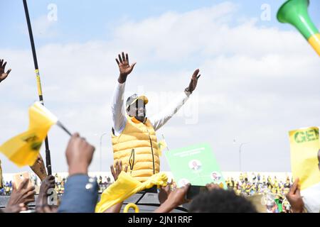 Nairobi, Kenia. 6. August 2022. Der kenianische Präsidentschaftskandidat William Ruto, amtierender Stellvertretender Präsident, trifft seine letzte Stimme bei einer öffentlichen Kundgebung am 6. August 2022 in Nairobi, Kenia. Rund 22,1 Millionen Kenianer werden am 9. August abstimmen, um unter anderem den fünften Präsidenten des Landes, Mitglieder der Nationalversammlung, Senatoren und Bezirksgouverneure zu wählen, so die unabhängige Wahlkommission und Grenzkommission (IEBC). Kredit: Joy Nabukewa/Xinhua/Alamy Live Nachrichten Stockfoto