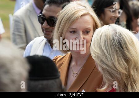 Brentwood, Großbritannien. 08. August 2022. Brentwood Essex 8.. Aug. 2022 Liz Truss, Außenministerin, nimmt an einer Kundgebung der konservativen Parteimitglieder Teil, um ihre Bewerbung um die Führung der Konservativen Partei in Hutton Hall, Brentwood Essex, zu unterstützen.Kredit: Ian Davidson/Alamy Live News Stockfoto