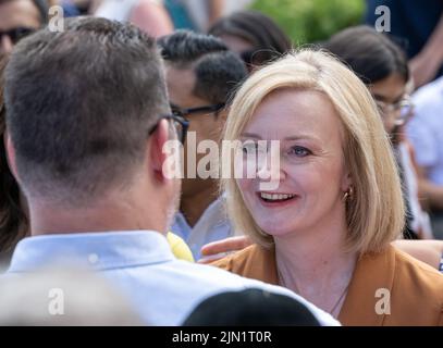 Brentwood, Großbritannien. 08. August 2022. Brentwood Essex 8.. Aug. 2022 Liz Truss, Außenministerin, nimmt an einer Kundgebung der konservativen Parteimitglieder Teil, um ihre Bewerbung um die Führung der Konservativen Partei in Hutton Hall, Brentwood Essex, zu unterstützen.Kredit: Ian Davidson/Alamy Live News Stockfoto