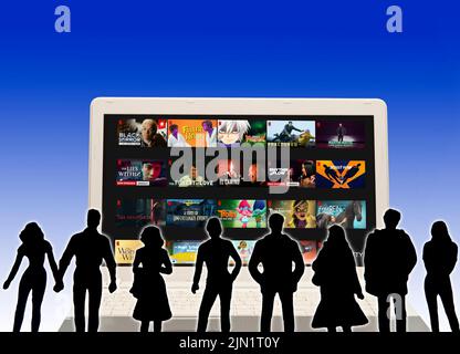 Netflix auf einem Laptop-Bildschirm mit Silhouetten von Menschen, die es beobachten Stockfoto