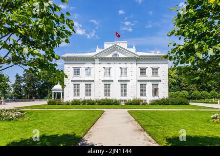 Schloss Uzutrakis. Kolonnadenvilla inmitten von Landschaftsgärten. Trakai, Litauen, 2. Juli 2022 Stockfoto