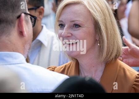 Brentwood, Großbritannien. 08. August 2022. Brentwood Essex 8.. Aug. 2022 Liz Truss, Außenministerin, nimmt an einer Kundgebung der konservativen Parteimitglieder Teil, um ihre Bewerbung um die Führung der Konservativen Partei in Hutton Hall, Brentwood Essex, zu unterstützen.Kredit: Ian Davidson/Alamy Live News Stockfoto