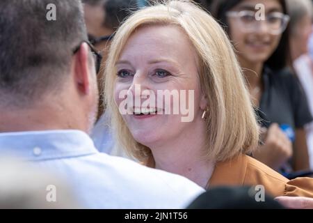 Brentwood, Großbritannien. 08. August 2022. Brentwood Essex 8.. Aug. 2022 Liz Truss, Außenministerin, nimmt an einer Kundgebung der konservativen Parteimitglieder Teil, um ihre Bewerbung um die Führung der Konservativen Partei in Hutton Hall, Brentwood Essex, zu unterstützen.Kredit: Ian Davidson/Alamy Live News Stockfoto