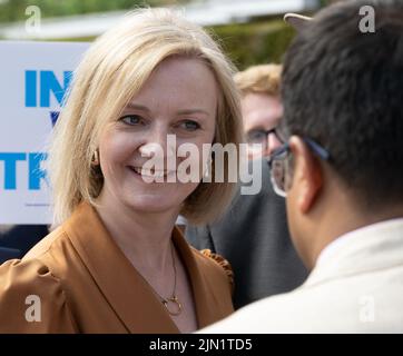 Brentwood, Großbritannien. 08. August 2022. Brentwood Essex 8.. Aug. 2022 Liz Truss, Außenministerin, nimmt an einer Kundgebung der konservativen Parteimitglieder Teil, um ihre Bewerbung um die Führung der Konservativen Partei in Hutton Hall, Brentwood Essex, zu unterstützen.Kredit: Ian Davidson/Alamy Live News Stockfoto