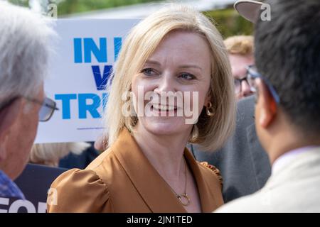 Brentwood, Großbritannien. 08. August 2022. Brentwood Essex 8.. Aug. 2022 Liz Truss, Außenministerin, nimmt an einer Kundgebung der konservativen Parteimitglieder Teil, um ihre Bewerbung um die Führung der Konservativen Partei in Hutton Hall, Brentwood Essex, zu unterstützen.Kredit: Ian Davidson/Alamy Live News Stockfoto