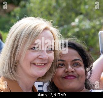 Brentwood, Großbritannien. 08. August 2022. Brentwood Essex 8.. Aug. 2022 Liz Truss, Außenministerin, nimmt an einer Kundgebung der konservativen Parteimitglieder Teil, um ihre Bewerbung um die Führung der Konservativen Partei in Hutton Hall, Brentwood Essex, zu unterstützen.Kredit: Ian Davidson/Alamy Live News Stockfoto