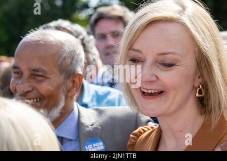 Brentwood, Großbritannien. 08. August 2022. Brentwood Essex 8.. Aug. 2022 Liz Truss, Außenministerin, nimmt an einer Kundgebung der konservativen Parteimitglieder Teil, um ihre Bewerbung um die Führung der Konservativen Partei in Hutton Hall, Brentwood Essex, zu unterstützen.Kredit: Ian Davidson/Alamy Live News Stockfoto