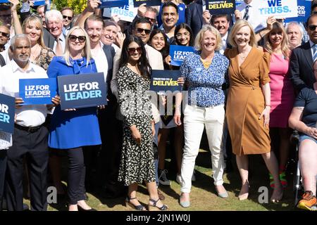 Brentwood, Großbritannien. 08. August 2022. Brentwood Essex 8.. Aug. 2022 Liz Truss, Außenministerin, nimmt an einer Kundgebung der konservativen Parteimitglieder Teil, um ihre Bewerbung um die Führung der Konservativen Partei in Hutton Hall, Brentwood Essex, zu unterstützen.Kredit: Ian Davidson/Alamy Live News Stockfoto