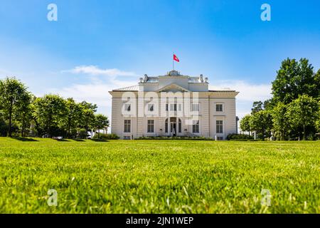 Schloss Uzutrakis. Kolonnadenvilla inmitten von Landschaftsgärten. Trakai, Litauen, 2. Juli 2022 Stockfoto