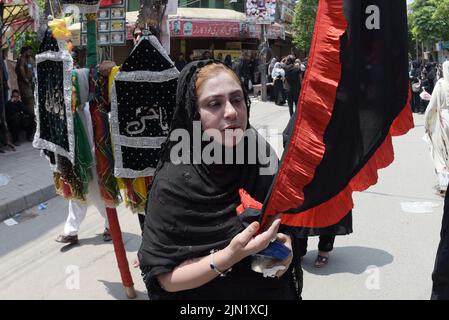 Lahore, Punjab, Pakistan. 8. August 2022. Pakistanische schiitische Muslime trauern während einer Muharram-Prozession am neunten Tag der Ashura in Lahore. Muharram, der erste Monat des islamischen Kalenders, ist ein Monat der Trauer um die Schiiten zum Gedenken. Aschura ist eine Zeit der Trauer zur Erinnerung an das Martyrium des Enkels des Propheten Mohammad, Imam Hussein, der 680 n. Chr. in der Schlacht von Karbala im heutigen Irak getötet wurde. (Bild: © Rana Sajid Hussain/Pacific Press via ZUMA Press Wire) Stockfoto