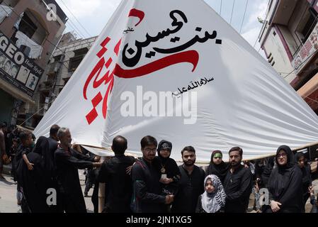 Lahore, Punjab, Pakistan. 8. August 2022. Pakistanische schiitische Muslime trauern während einer Muharram-Prozession am neunten Tag der Ashura in Lahore. Muharram, der erste Monat des islamischen Kalenders, ist ein Monat der Trauer um die Schiiten zum Gedenken. Aschura ist eine Zeit der Trauer zur Erinnerung an das Martyrium des Enkels des Propheten Mohammad, Imam Hussein, der 680 n. Chr. in der Schlacht von Karbala im heutigen Irak getötet wurde. (Bild: © Rana Sajid Hussain/Pacific Press via ZUMA Press Wire) Stockfoto