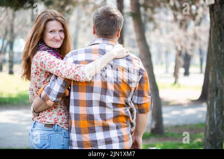 Lächelnd Mann und Frau im Freien Stockfoto