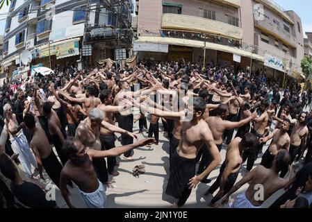 Lahore, Punjab, Pakistan. 8. August 2022. Pakistanische schiitische Muslime trauern während einer Muharram-Prozession am neunten Tag der Ashura in Lahore. Muharram, der erste Monat des islamischen Kalenders, ist ein Monat der Trauer um die Schiiten zum Gedenken. Aschura ist eine Zeit der Trauer zur Erinnerung an das Martyrium des Enkels des Propheten Mohammad, Imam Hussein, der 680 n. Chr. in der Schlacht von Karbala im heutigen Irak getötet wurde. (Bild: © Rana Sajid Hussain/Pacific Press via ZUMA Press Wire) Stockfoto