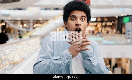 Portrait african american man erschrocken gestresst Kerl Gefühl Schock Angst Horror Angst schlechte Nachrichten schrecklich schockiert männlich deckt Mund mit Händen sehr Stockfoto