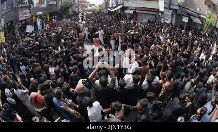 Lahore, Punjab, Pakistan. 8. August 2022. Pakistanische schiitische Muslime trauern während einer Muharram-Prozession am neunten Tag der Ashura in Lahore. Muharram, der erste Monat des islamischen Kalenders, ist ein Monat der Trauer um die Schiiten zum Gedenken. Aschura ist eine Zeit der Trauer zur Erinnerung an das Martyrium des Enkels des Propheten Mohammad, Imam Hussein, der 680 n. Chr. in der Schlacht von Karbala im heutigen Irak getötet wurde. (Bild: © Rana Sajid Hussain/Pacific Press via ZUMA Press Wire) Stockfoto