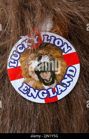 Lucky Lion England Label-Tag auf Posh Paws weiches Kuscheltier Stockfoto