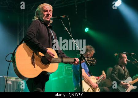 Davy Carton tritt mit den Saw Doctors auf, die beim Wickham Festival, Hampshire, Großbritannien, auftreten. 5. August 2022 Stockfoto