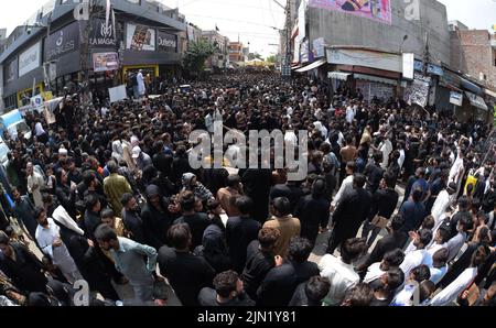 Lahore, Punjab, Pakistan. 8. August 2022. Pakistanische schiitische Muslime trauern während einer Muharram-Prozession am neunten Tag der Ashura in Lahore. Muharram, der erste Monat des islamischen Kalenders, ist ein Monat der Trauer um die Schiiten zum Gedenken. Aschura ist eine Zeit der Trauer zur Erinnerung an das Martyrium des Enkels des Propheten Mohammad, Imam Hussein, der 680 n. Chr. in der Schlacht von Karbala im heutigen Irak getötet wurde. (Bild: © Rana Sajid Hussain/Pacific Press via ZUMA Press Wire) Stockfoto