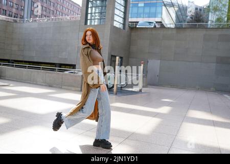 Cool teen stilvolle Rotschopf Hipster Mädchen Modell zu Fuß in der großen Stadt U-Bahn. Stockfoto