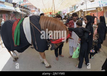 Lahore, Punjab, Pakistan. 8. August 2022. Pakistanische schiitische Muslime trauern während einer Muharram-Prozession am neunten Tag der Ashura in Lahore. Muharram, der erste Monat des islamischen Kalenders, ist ein Monat der Trauer um die Schiiten zum Gedenken. Aschura ist eine Zeit der Trauer zur Erinnerung an das Martyrium des Enkels des Propheten Mohammad, Imam Hussein, der 680 n. Chr. in der Schlacht von Karbala im heutigen Irak getötet wurde. (Bild: © Rana Sajid Hussain/Pacific Press via ZUMA Press Wire) Stockfoto