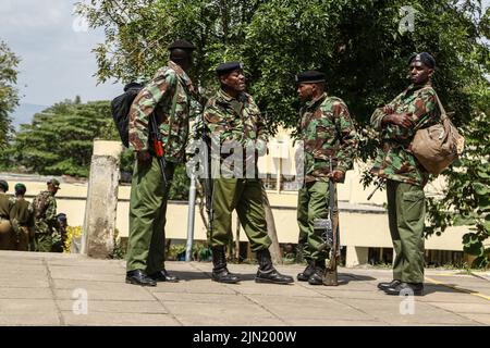 Nakuru, Kenia. 08. August 2022. Polizeibeamte warten darauf, vor den Parlamentswahlen am 9. August 2022 in verschiedene Wahlzentren entsandt zu werden. Die Kenianer gehen morgen, am 9. August 2022, zu allgemeinen Wahlen. (Foto von James Wakibia/SOPA Images/Sipa USA) Quelle: SIPA USA/Alamy Live News Stockfoto