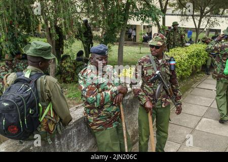 Nakuru, Kenia. 08. August 2022. Polizeibeamte warten darauf, vor den Parlamentswahlen am 9. August 2022 in verschiedene Wahllokale entsendiert zu werden. Die Kenianer gehen morgen, am 9. August 2022, zu allgemeinen Wahlen. (Foto von James Wakibia/SOPA Images/Sipa USA) Quelle: SIPA USA/Alamy Live News Stockfoto