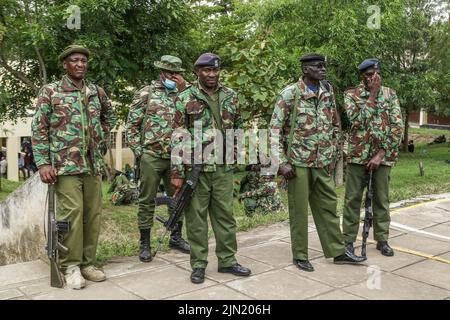 Nakuru, Kenia. 08. August 2022. Polizeibeamte warten darauf, vor den Parlamentswahlen am 9. August 2022 in verschiedene Wahllokale entsendiert zu werden. Die Kenianer gehen morgen, am 9. August 2022, zu allgemeinen Wahlen. (Foto von James Wakibia/SOPA Images/Sipa USA) Quelle: SIPA USA/Alamy Live News Stockfoto