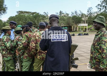 Nakuru, Kenia. 08. August 2022. Polizeibeamte warten darauf, vor den Parlamentswahlen am 9. August 2022 in verschiedene Wahllokale entsendiert zu werden. Die Kenianer gehen morgen, am 9. August 2022, zu allgemeinen Wahlen. (Foto von James Wakibia/SOPA Images/Sipa USA) Quelle: SIPA USA/Alamy Live News Stockfoto