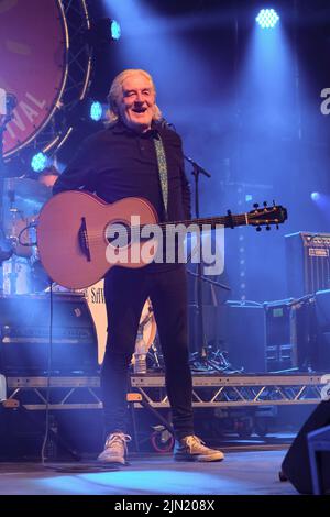 Davy Carton tritt mit den Saw Doctors auf, die beim Wickham Festival, Hampshire, Großbritannien, auftreten. 5. August 2022 Stockfoto