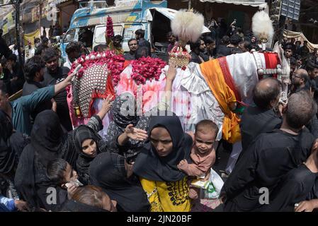 Lahore, Punjab, Pakistan. 8. August 2022. Pakistanische schiitische Muslime trauern während einer Muharram-Prozession am neunten Tag der Ashura in Lahore. Muharram, der erste Monat des islamischen Kalenders, ist ein Monat der Trauer um die Schiiten zum Gedenken. Aschura ist eine Zeit der Trauer zur Erinnerung an das Martyrium des Enkels des Propheten Mohammad, Imam Hussein, der 680 n. Chr. in der Schlacht von Karbala im heutigen Irak getötet wurde. (Bild: © Rana Sajid Hussain/Pacific Press via ZUMA Press Wire) Stockfoto